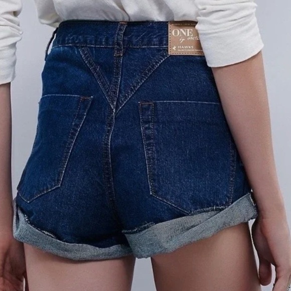 Free People x One Teaspoon Shorts
24 Blue Denim Hawks High Rise
Cuffed $128 - Picture 3 of 5
